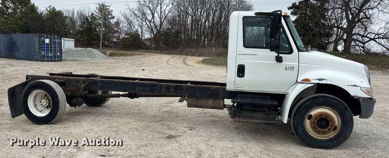 image for item DW6737 2006 International 4300 truck cab and chassis