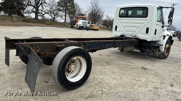 image for item DW6737 2006 International 4300 truck cab and chassis