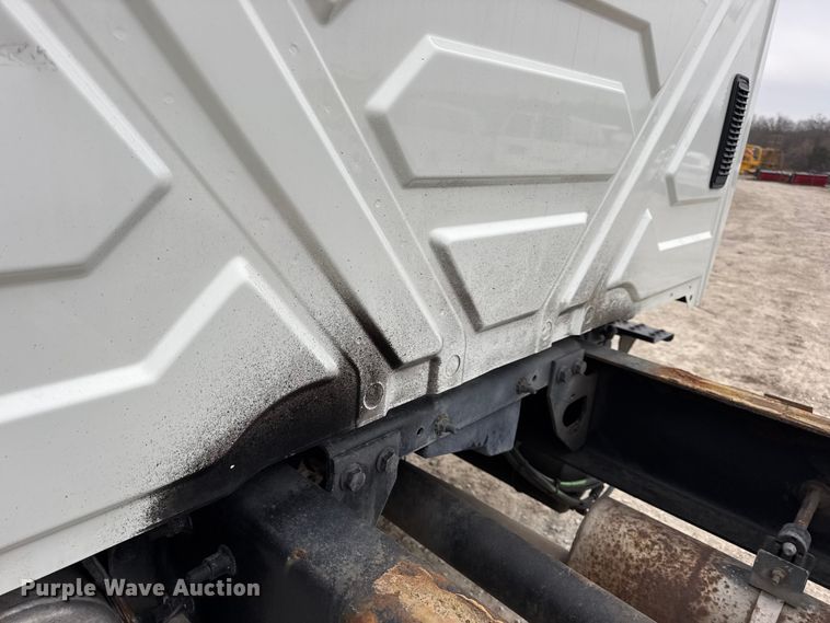 image for item DW6737 2006 International 4300 truck cab and chassis