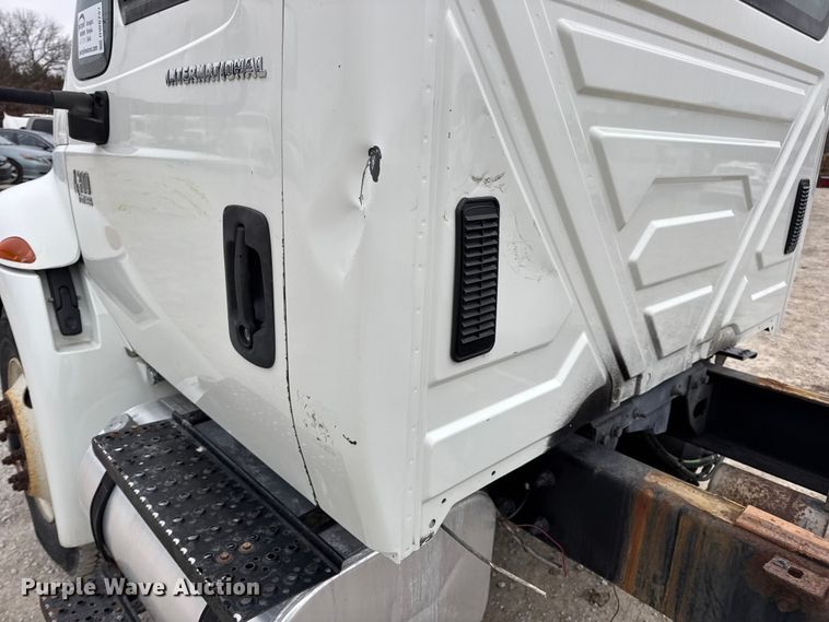 image for item DW6737 2006 International 4300 truck cab and chassis
