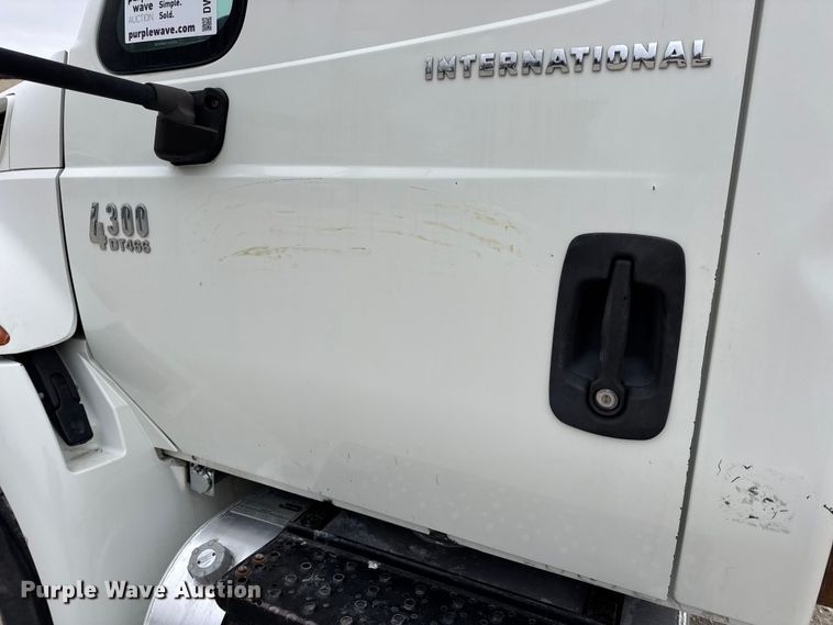 image for item DW6737 2006 International 4300 truck cab and chassis