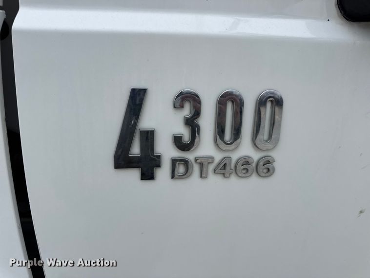 image for item DW6737 2006 International 4300 truck cab and chassis