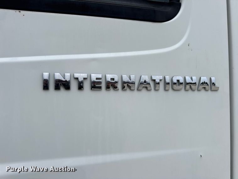image for item DW6737 2006 International 4300 truck cab and chassis