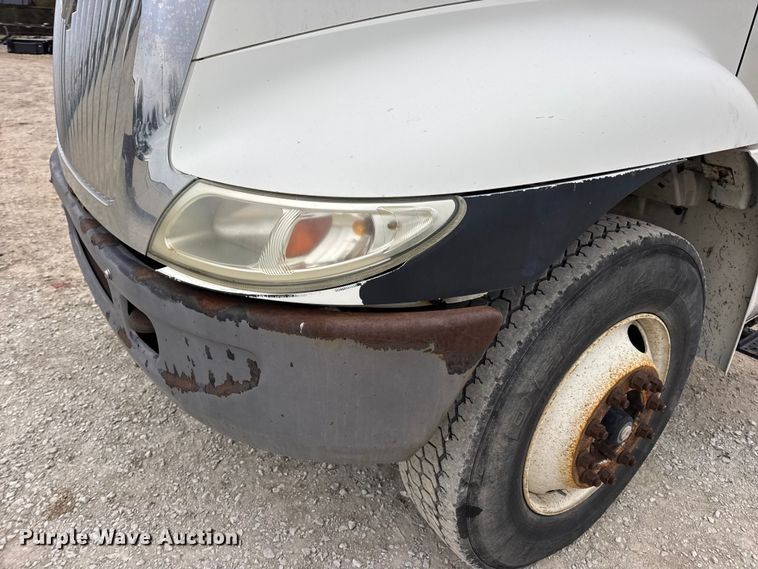 image for item DW6737 2006 International 4300 truck cab and chassis