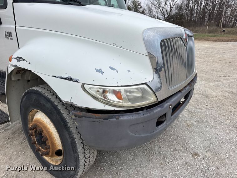 image for item DW6737 2006 International 4300 truck cab and chassis