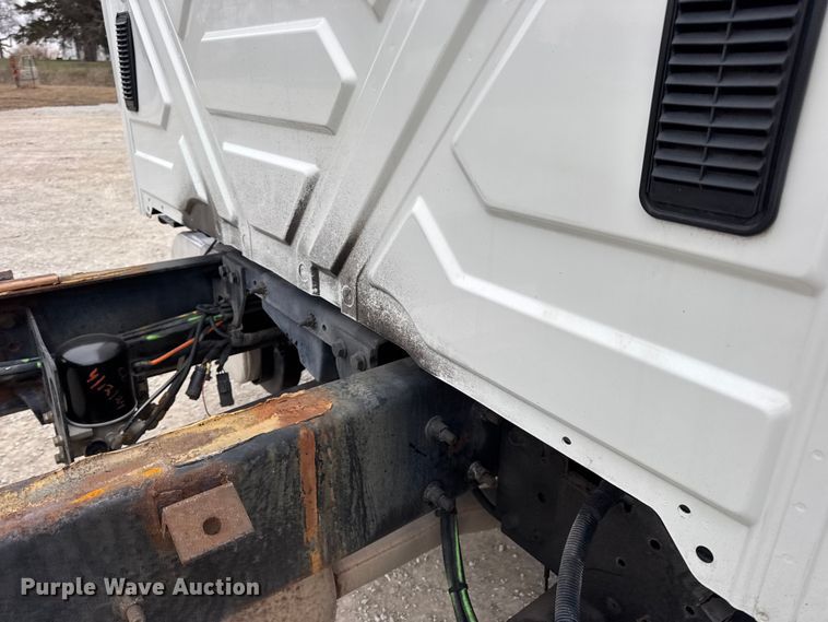 image for item DW6737 2006 International 4300 truck cab and chassis
