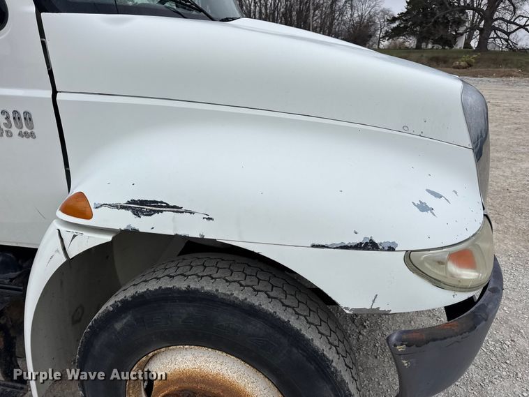 image for item DW6737 2006 International 4300 truck cab and chassis