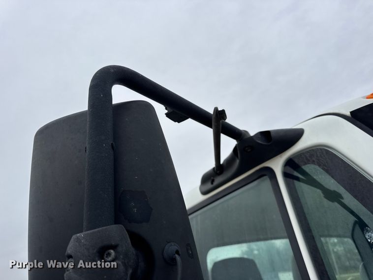 image for item DW6737 2006 International 4300 truck cab and chassis