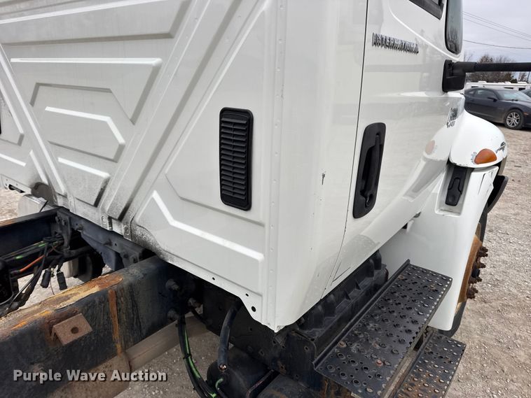 image for item DW6737 2006 International 4300 truck cab and chassis