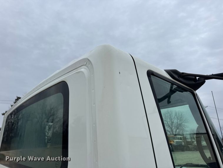 image for item DW6737 2006 International 4300 truck cab and chassis