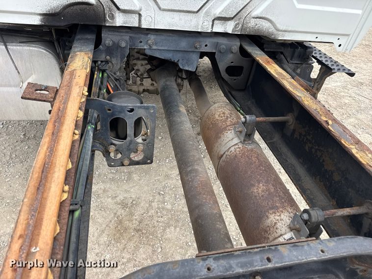 image for item DW6737 2006 International 4300 truck cab and chassis