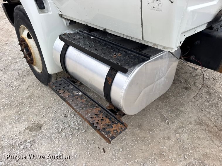 image for item DW6737 2006 International 4300 truck cab and chassis