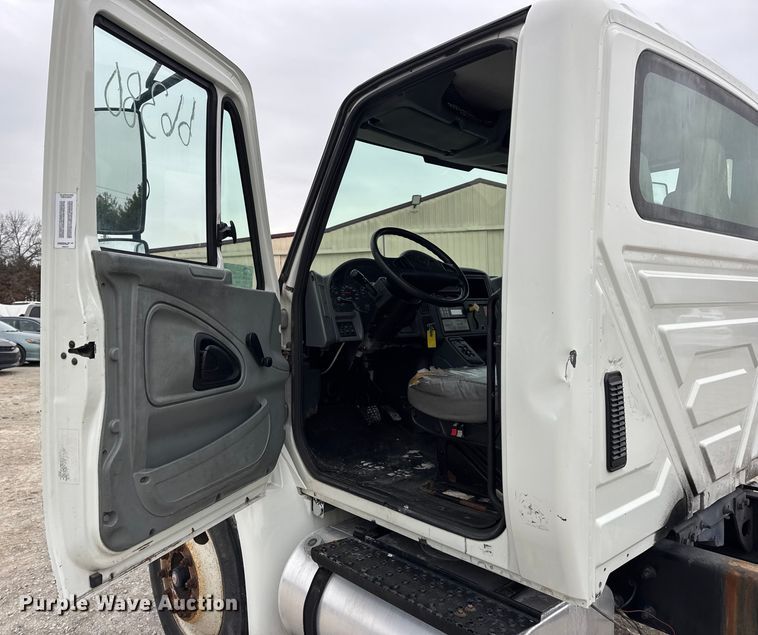 image for item DW6737 2006 International 4300 truck cab and chassis