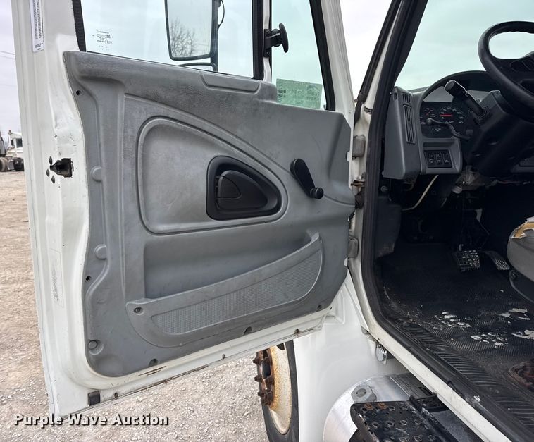image for item DW6737 2006 International 4300 truck cab and chassis