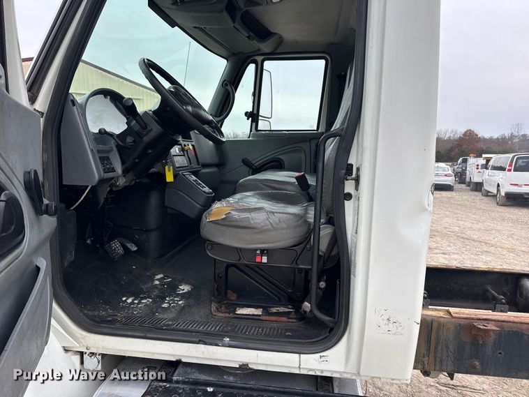 image for item DW6737 2006 International 4300 truck cab and chassis