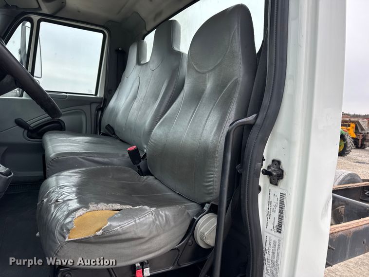 image for item DW6737 2006 International 4300 truck cab and chassis