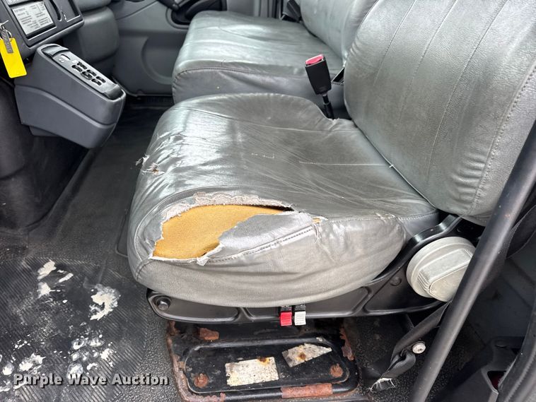 image for item DW6737 2006 International 4300 truck cab and chassis