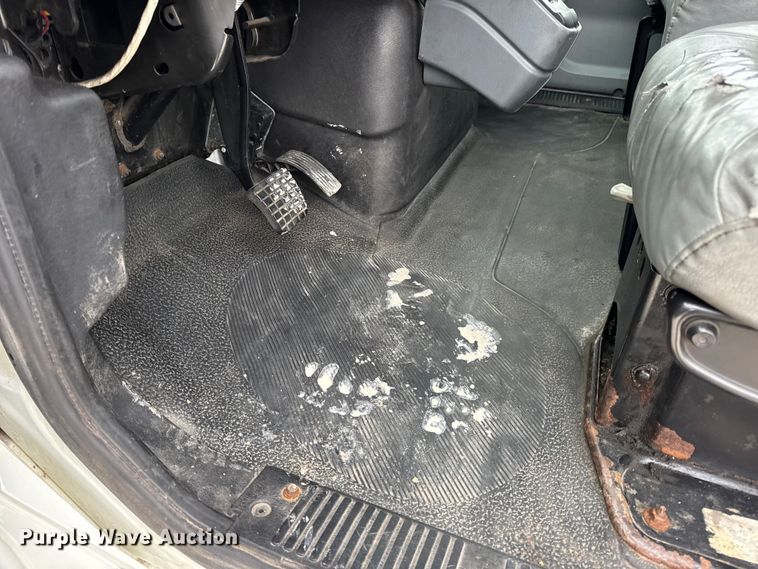 image for item DW6737 2006 International 4300 truck cab and chassis