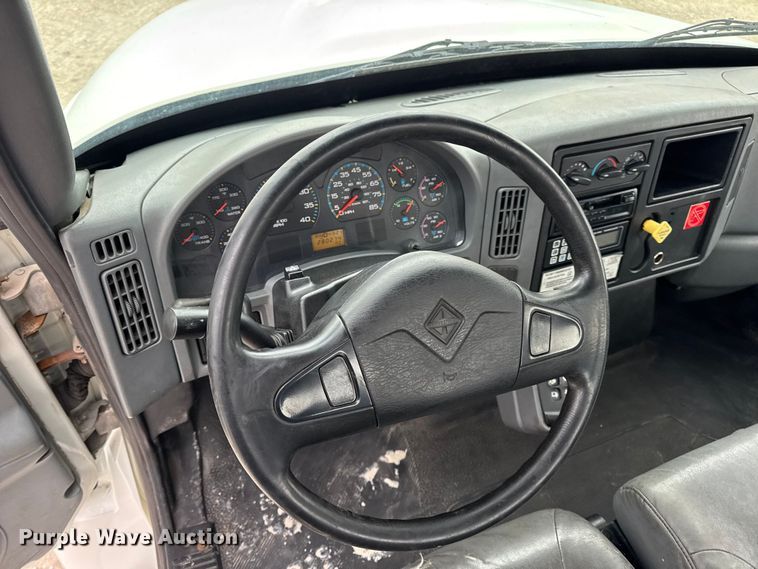 image for item DW6737 2006 International 4300 truck cab and chassis