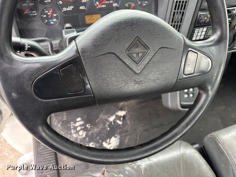 image for item DW6737 2006 International 4300 truck cab and chassis