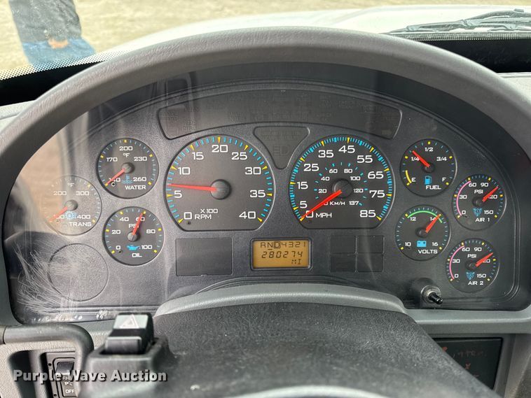 image for item DW6737 2006 International 4300 truck cab and chassis