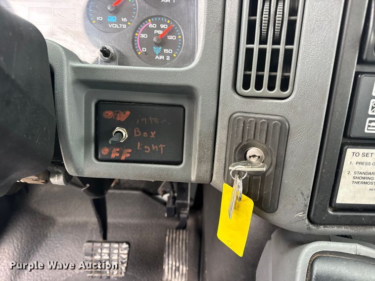 image for item DW6737 2006 International 4300 truck cab and chassis