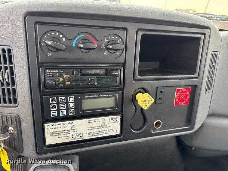 image for item DW6737 2006 International 4300 truck cab and chassis