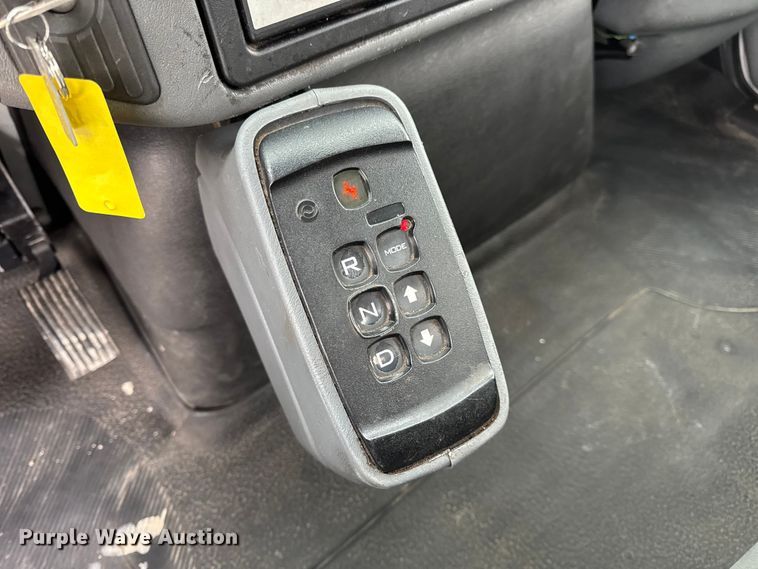 image for item DW6737 2006 International 4300 truck cab and chassis