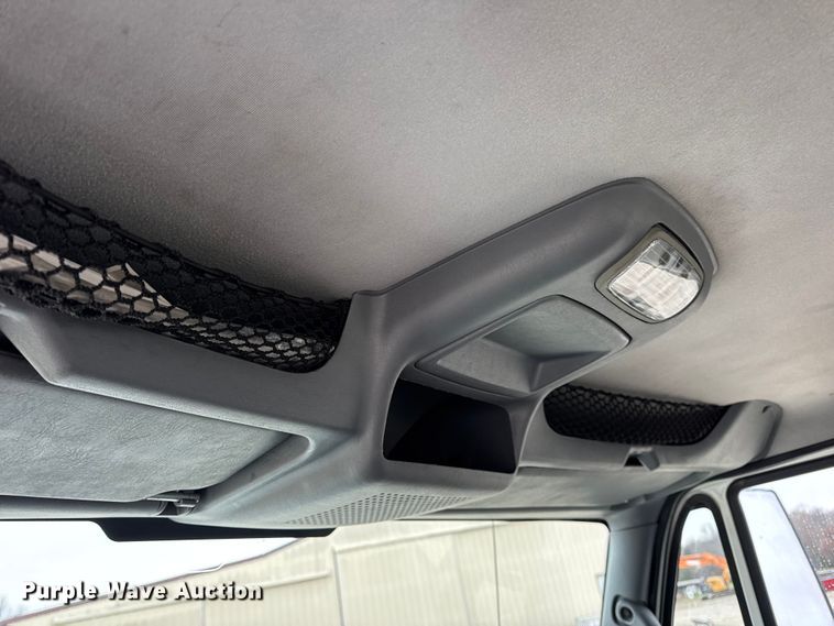 image for item DW6737 2006 International 4300 truck cab and chassis