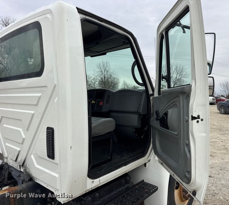 image for item DW6737 2006 International 4300 truck cab and chassis