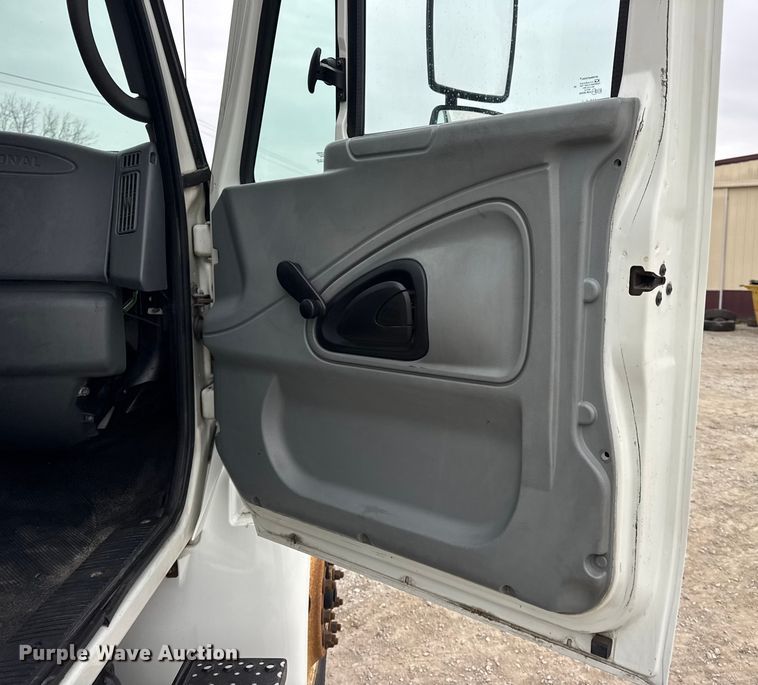 image for item DW6737 2006 International 4300 truck cab and chassis