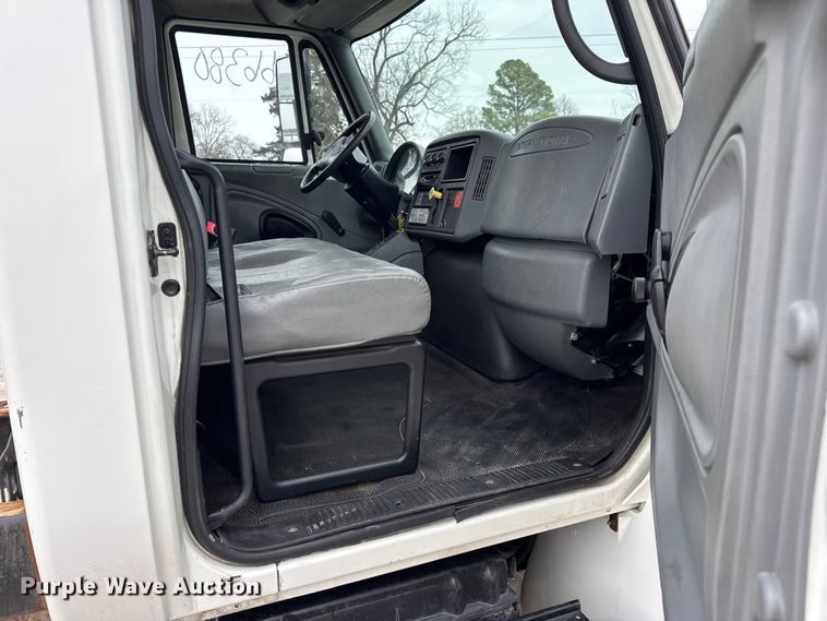 image for item DW6737 2006 International 4300 truck cab and chassis