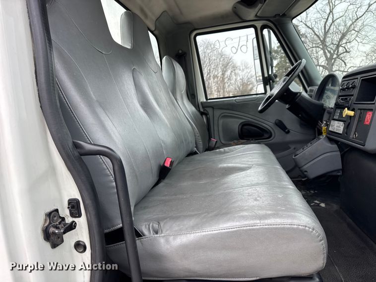 image for item DW6737 2006 International 4300 truck cab and chassis