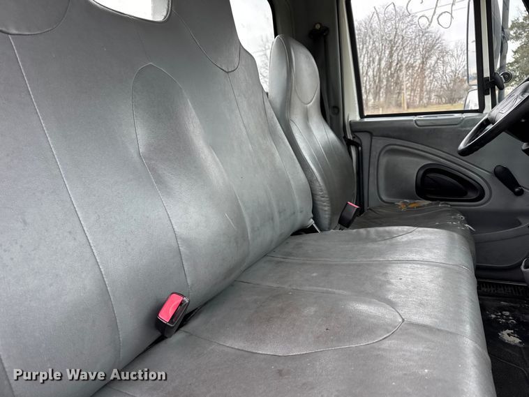 image for item DW6737 2006 International 4300 truck cab and chassis