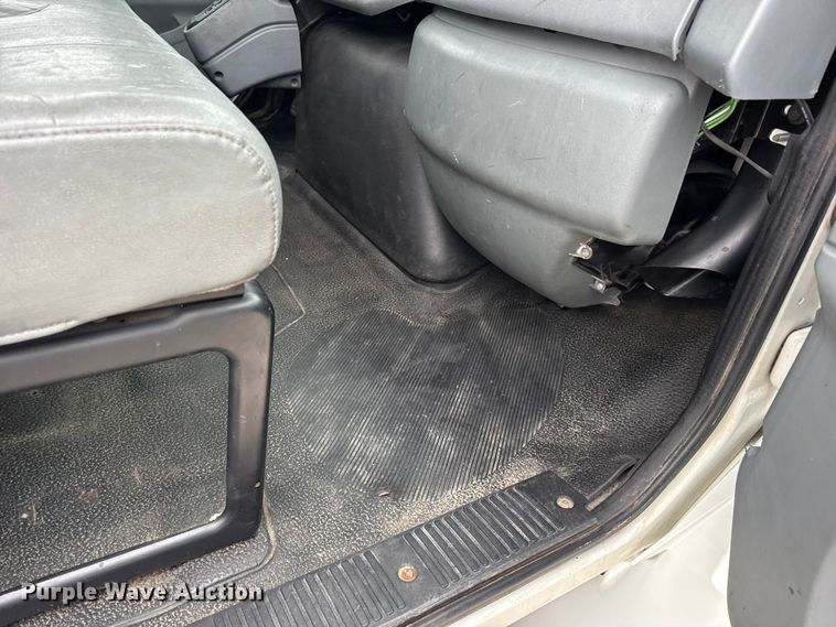 image for item DW6737 2006 International 4300 truck cab and chassis