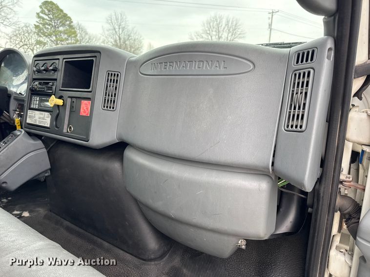 image for item DW6737 2006 International 4300 truck cab and chassis