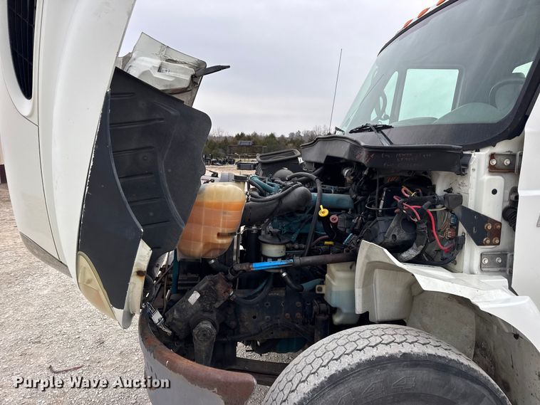 image for item DW6737 2006 International 4300 truck cab and chassis