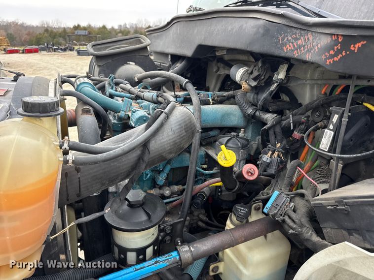 image for item DW6737 2006 International 4300 truck cab and chassis