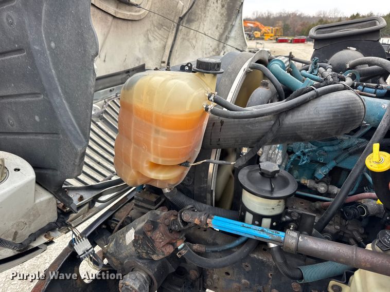 image for item DW6737 2006 International 4300 truck cab and chassis