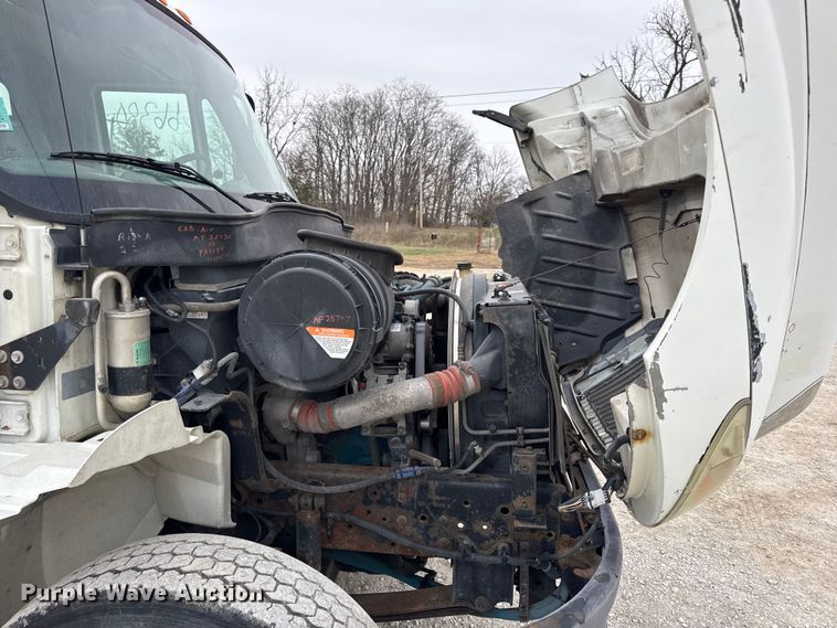 image for item DW6737 2006 International 4300 truck cab and chassis