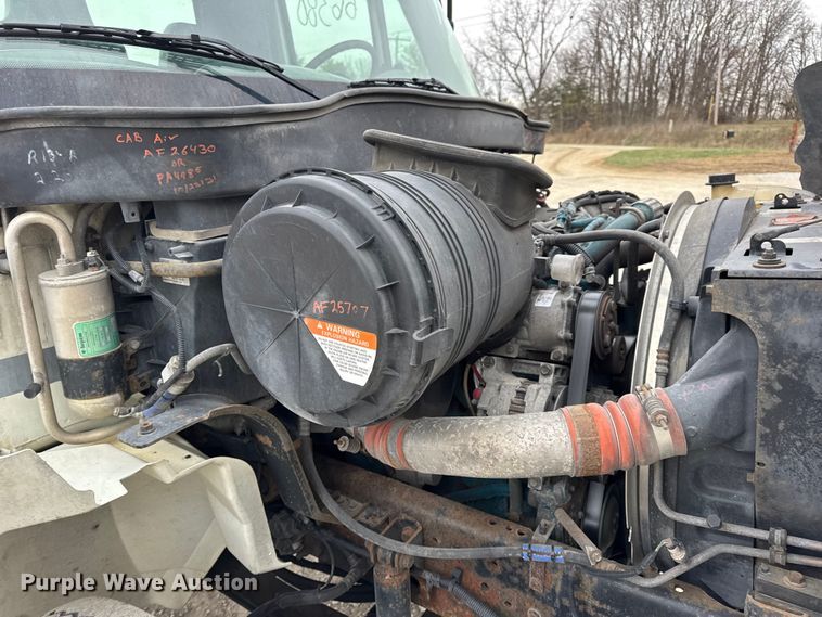 image for item DW6737 2006 International 4300 truck cab and chassis