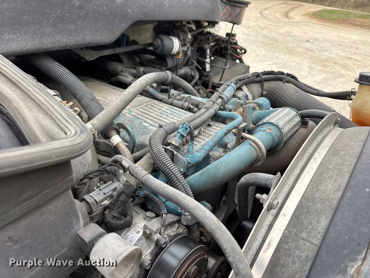 image for item DW6737 2006 International 4300 truck cab and chassis