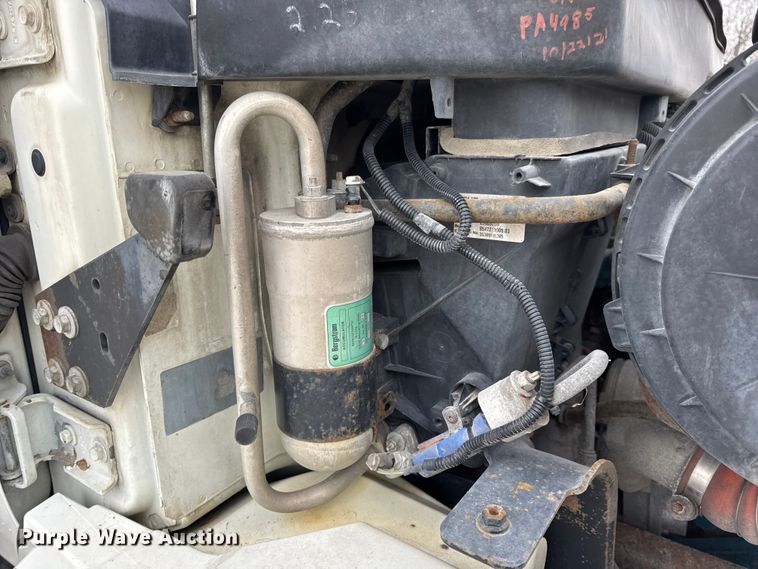 image for item DW6737 2006 International 4300 truck cab and chassis