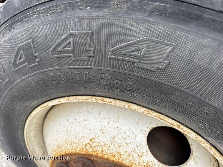 image for item DW6737 2006 International 4300 truck cab and chassis