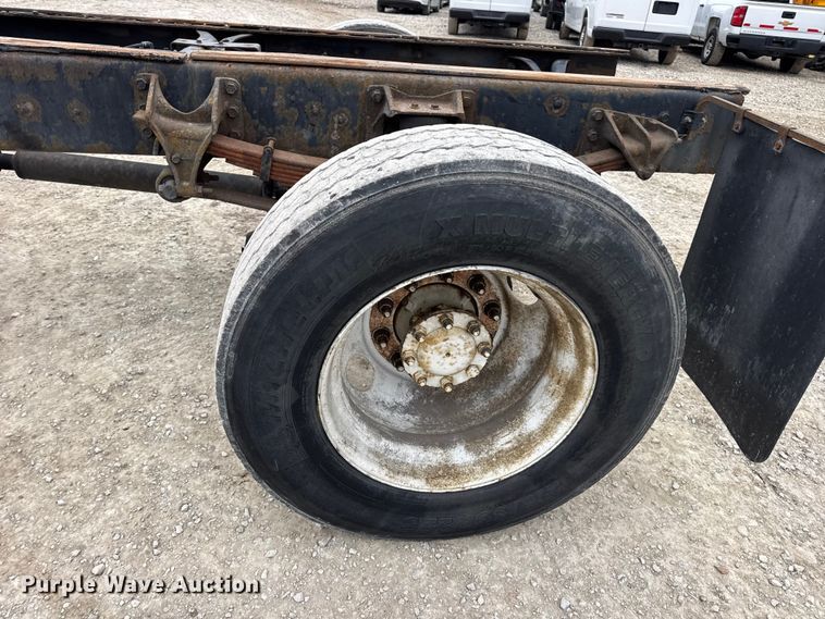 image for item DW6737 2006 International 4300 truck cab and chassis