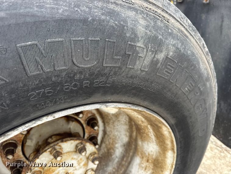 image for item DW6737 2006 International 4300 truck cab and chassis