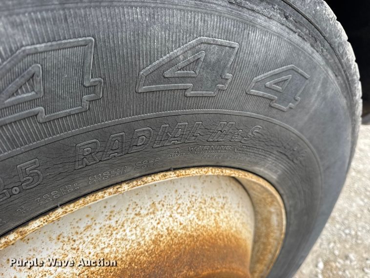 image for item DW6737 2006 International 4300 truck cab and chassis