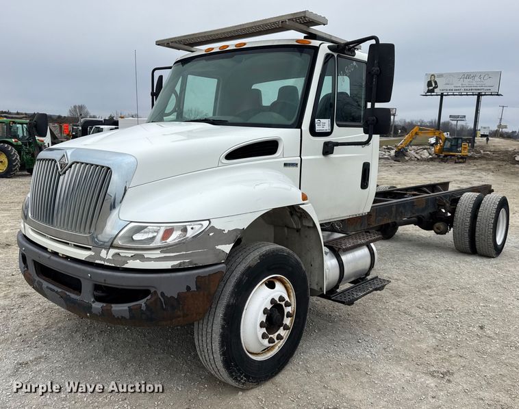 image for item DW6738 2010 International 4300 truck cab and chassis