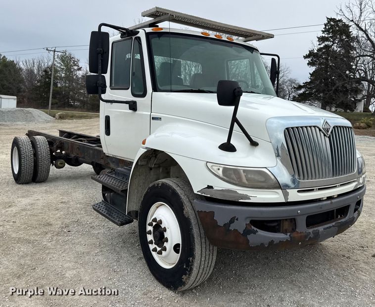 image for item DW6738 2010 International 4300 truck cab and chassis