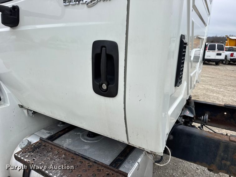 image for item DW6738 2010 International 4300 truck cab and chassis